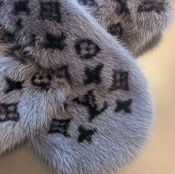 Luis Vuitton mink stole - Picture 2 of 7